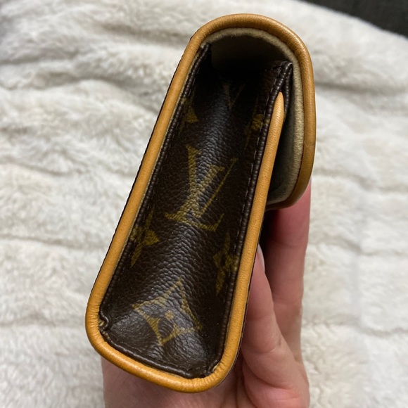 Louis Vuitton Florentine Waist Bag - Picture 3 of 11
